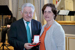 Überreichung von Bundesauszeichnungen durch LH Dr. Josef Pühringer
GOLDENE MEDAILLE FÜR DIE VERDIENST 
UM DIE REPUBLIK ÖSTERREICH
Gemeinderätin a.D.		
Anna KUMPFMÜLLER
ehem. Gemeinderätin der Marktgemeinde Taufkirchen an der Pram