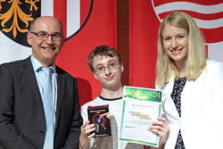 Verleihung des Young Scientists Award durch LR Mag. Haberlander.