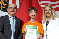 Verleihung des Young Scientists Award durch LR Mag. Haberlander.