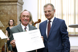 Landeshauptmann Mag. Thomas Stelzer überreicht Ehrenbriefe an die Goldenen Maturanten