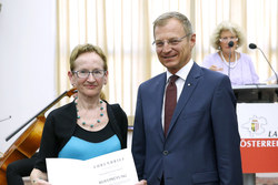 Landeshauptmann Mag. Thomas Stelzer überreicht Ehrenbriefe an die Goldenen Maturanten