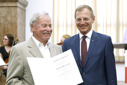 Landeshauptmann Mag. Thomas Stelzer überreicht Ehrenbriefe an die Goldenen Maturanten