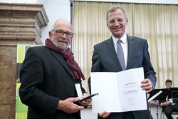 Verleihung von Kulturauszeichnungen an verdiente Persönlichkeiten durch Landeshauptmann Mag. Thomas Stelzer
DIE KULTURMEDAILLE DES LANDES OÖ 
WIRD VERLIEHEN AN:
HARALD LIMBERGER