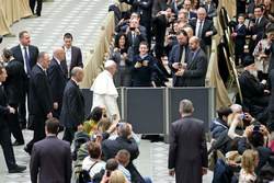 Übergabe Friedenslicht an Papst Franziskus mit Landeshauptmann Mag. Thomas Stelzer