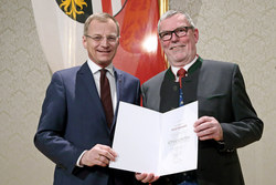 Verleihung von Konsulententiteln und Kulturmedaillen durch LH Mag. Thomas Stelzer
KONSULENT Direktor i. R. Alfred ATTENEDER 