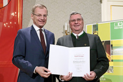 Verleihung von Konsulententiteln und Kulturmedaillen durch LH Mag. Thomas Stelzer KONSULENT Volksschuldirektor i. R. OSR Rudolf GAMSJÄGER