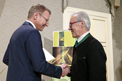 Verleihung von Konsulententiteln und Kulturmedaillen durch LH Mag. Thomas Stelzer KONSULENT Johann HANDLBAUER