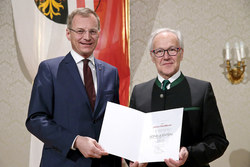 Verleihung von Konsulententiteln und Kulturmedaillen durch LH Mag. Thomas Stelzer KONSULENT Johann HANDLBAUER