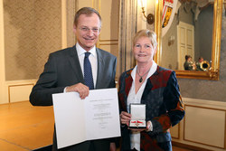 Überreichung von Ehrenzeichen des Landes Oberösterreich an Gewerkschaftsfunktionäre Gerlinde REICHHOLD-BURGER