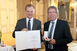 Überreichung von Ehrenzeichen des Landes Oberösterreich an Gewerkschaftsfunktionäre Regierungsrat
Harald SCHWARZBAUER
