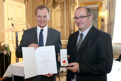 Überreichung von Ehrenzeichen des Landes Oberösterreich an Gewerkschaftsfunktionäre Ing. Gerhard-Franz HOFER