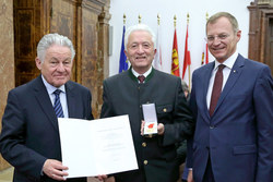 Ehrenzeichenverleihung des Landes an Funktionäre des OÖ Seniorenbundes Verdienstmedaille an Josef LEHNER