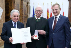 Ehrenzeichenverleihung des Landes an Funktionäre des OÖ Seniorenbundes Verdienstmedaille an Gemeinderat a.D.
Josef PERNDORFER
 
