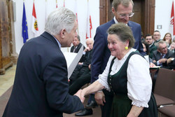 Ehrenzeichenverleihung des Landes an Funktionäre des OÖ Seniorenbundes Verdienstmedaille an Ehrenobfrau
GR a.D. Elisabeth PIRKLBAUER
