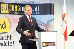 Ehrenzeichenverleihung Verdienste um die OÖ Jugend durch LH Mag. Thomas Stelzer
