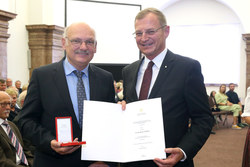 Verleihung der Bundesauszeichnungen an ehemalige Landesbedienstete durch Landeshauptmann Mag. Stelzer Hofrat i.R.
Oberarzt i.R.
Dr. Bernhard FRANZ
