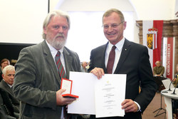 Verleihung der Bundesauszeichnungen an ehemalige Landesbedienstete durch Landeshauptmann Mag. Stelzer Hofrat i.R.
Oberarzt i.R.
Dr. Alfred OLSCHOWSKI
