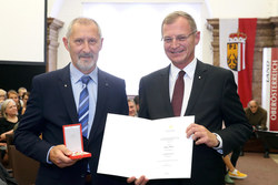 Verleihung der Bundesauszeichnungen an ehemalige Landesbedienstete durch Landeshauptmann Mag. Stelzer Anton BÖGL