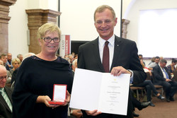 Verleihung der Bundesauszeichnungen an ehemalige Landesbedienstete durch Landeshauptmann Mag. Stelzer Rosalinde MACHATSCHEK