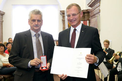 Verleihung der Bundesauszeichnungen an ehemalige Landesbedienstete durch Landeshauptmann Mag. Stelzer Johann THEISSLER