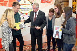 Preisverleihung Kreativwettbewerb 100 Jahre Republik durch 1.Landtagspräsident KommR Viktor Sigl