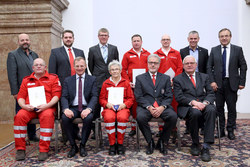 Überreichung der OÖ. Rettungsdienstmedaille an verdiente Mitarbeiter des Roten Kreuzes , Landesverband OÖ durch Landeshauptmann Mag. Thomas Stelzer