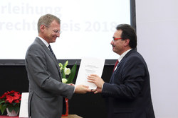 Landeshauptmann Mag. Stelzer verleiht den Menschenrechtspreis an Vereinsobmann Bgm. Erich WAHL, MBA