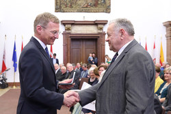 Landeshauptmann Mag. Thomas Stelzer Überreicht die Verdienstmedaille des Landes Oberösterreich Konsulent 
Johann AICHINGER
