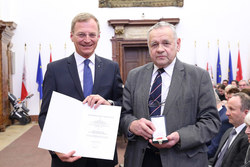 Landeshauptmann Mag. Thomas Stelzer Überreicht die Verdienstmedaille des Landes Oberösterreich Konsulent 
Johann AICHINGER
