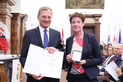 Landeshauptmann Mag. Thomas Stelzer Überreicht die Verdienstmedaille des Landes Oberösterreich Helga FROSCHAUER