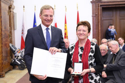 Landeshauptmann Mag. Thomas Stelzer Überreicht die Verdienstmedaille des Landes Oberösterreich Ulrike HANGLER