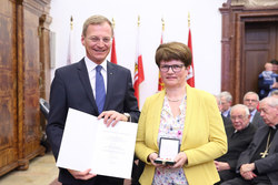 Landeshauptmann Mag. Thomas Stelzer Überreicht die Verdienstmedaille des Landes Oberösterreich Berta KARLSBÖCK