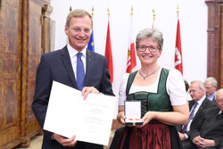 Landeshauptmann Mag. Thomas Stelzer Überreicht die Verdienstmedaille des Landes Oberösterreich Anna SARSTEINER 