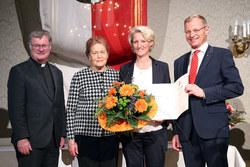  Verleihung des Eduard Ploier Preis für Entwicklungszusammenarbeit und Eduard Ploier Journalistenpreis durch Landeshauptmann Mag. Thomas Stelzer