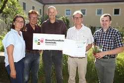 Landesrat Rudi Anschober verleiht Auszeichnungen an Bienenfreundliche Gemeinden