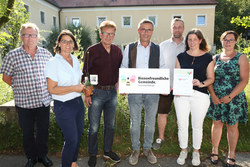 Landesrat Rudi Anschober verleiht Auszeichnungen an Bienenfreundliche Gemeinden