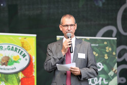 Landesrat Max Hiegelsberger verleiht an 12 Gemeinden die Plakette  Natur im Garten Gemeinde