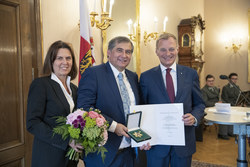 Landeshauptmann Mag. Thomas Stelzer überreicht Generaldirektor Dr.  Ernst Wastler das Goldene Ehrenzeichen des Landes Oberösterreich