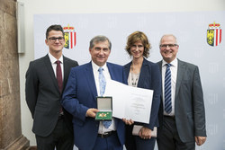 Landeshauptmann Mag. Thomas Stelzer überreicht Generaldirektor Dr.  Ernst Wastler das Goldene Ehrenzeichen des Landes Oberösterreich