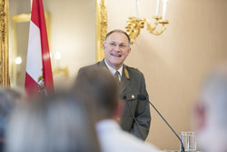 Landeshauptmann Mag. Thomas Stelzer überreicht das Goldene Ehrenzeichen des Landes Oberösterreich an Generalmajor Mag. Kurt Raffetseder