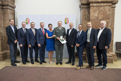 Landeshauptmann Mag. Thomas Stelzer überreicht das Goldene Ehrenzeichen des Landes Oberösterreich an Generalmajor Mag. Kurt Raffetseder