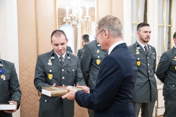 Vorstellung ausgemusterte Offiziere und Unteroffiziere mit Landeshauptmann Mag. Thomas Stelzer
