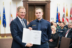 Landeshauptmann Mag. Thomas Stelzer verleiht die Dank- und Anerkennungsurkunde an Inspektor Stephan Hoheneder.