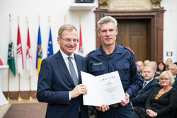 Landeshauptmann Mag. Thomas Stelzer verleiht die Dank- und Anerkennungsurkunde an Gruppeninspektor Harald Schwingshackl.