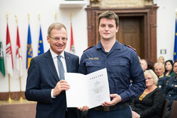 Landeshauptmann Mag. Thomas Stelzer verleiht die Dank- und Anerkennungsurkunde an Inspektor Marcel Schürhagl.