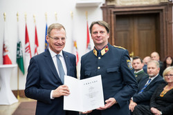 Landeshauptmann Mag. Thomas Stelzer verleiht die Dank- und Anerkennungsurkunde an Oberstleutnant Mag. Günter Ropp.