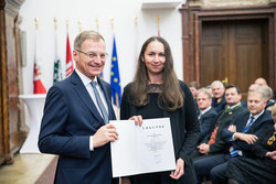 Landeshauptmann Mag. Thomas Stelzer verleiht die Dank- und Anerkennungsurkunde an Frau DGKP Stefanie Hinterdorfer.