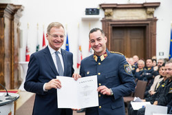 Landeshauptmann Mag. Thomas Stelzer verleiht die Dank- und Anerkennungsurkunde an Oberstleutnant Mag. Michael Hubmann, BA.