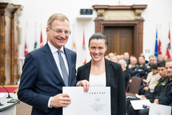 Landeshauptmann Mag. Thomas Stelzer verleiht die Dank- und Anerkennungsurkunde an Manja Schmidt.