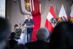 Landeshauptmann Mag. Thomas Stelzer und Landesrat Max Hiegelsberger überreichen Erbhofzeichen an bäuerliche Familien aus Oberösterreich.